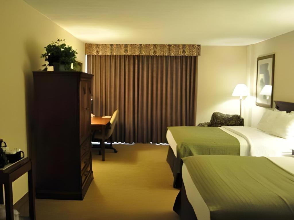 Garden Plaza Hotel Седдл-Брук Екстер'єр фото
